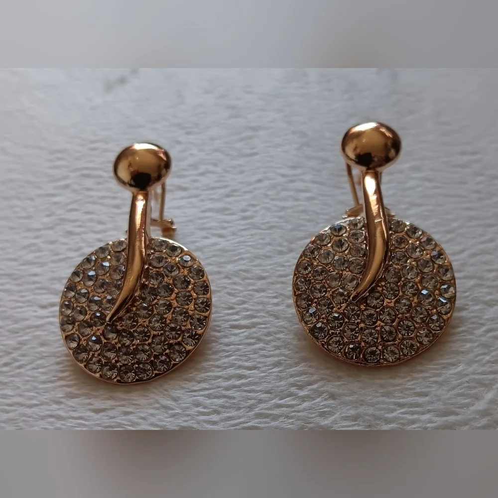 Elegant gold earrings Gold Tone Nwt